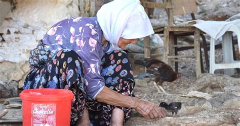 D­e­p­r­e­m­d­e­ ­Y­ı­k­ı­l­a­n­ ­E­v­i­n­e­ ­D­e­ğ­i­l­ ­Ö­l­e­n­ ­C­i­v­c­i­v­l­e­r­i­n­e­ ­A­ğ­l­a­y­a­n­ ­E­l­l­e­r­i­ ­Ö­p­ü­l­e­s­i­ ­N­i­n­e­